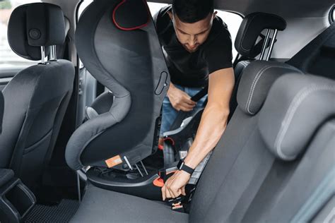 Autosedačky: Isofix alebo upevnenie cez pásy? Všetko, čo potrebujete vedieť pre bezpečnú cestu vášho dieťaťa